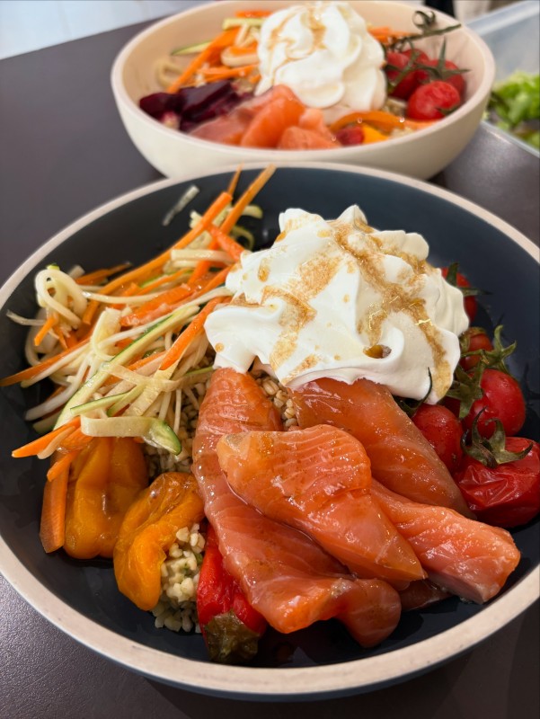 Poke au Saumon Gravlax, céréales chantilly végétale et légumes du moment et gravlax