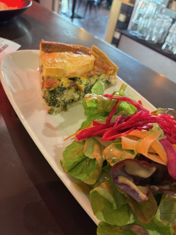 Tourte savoyarde épinard poulet reblochon servi avec une salade verte