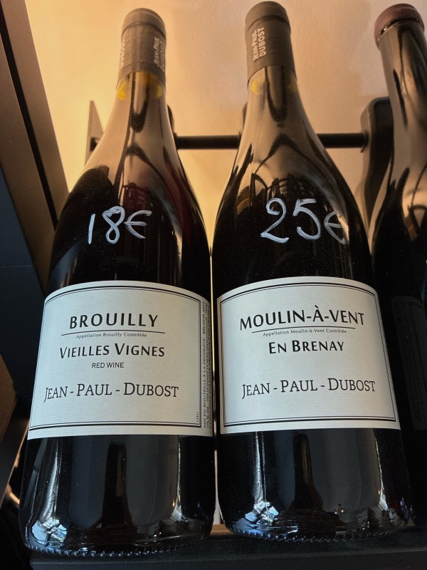 Jean Paul Dubost, Vin dans le Beaujolais sur l’appellation brouilly et moulin à vent verre rouge à base de gamay