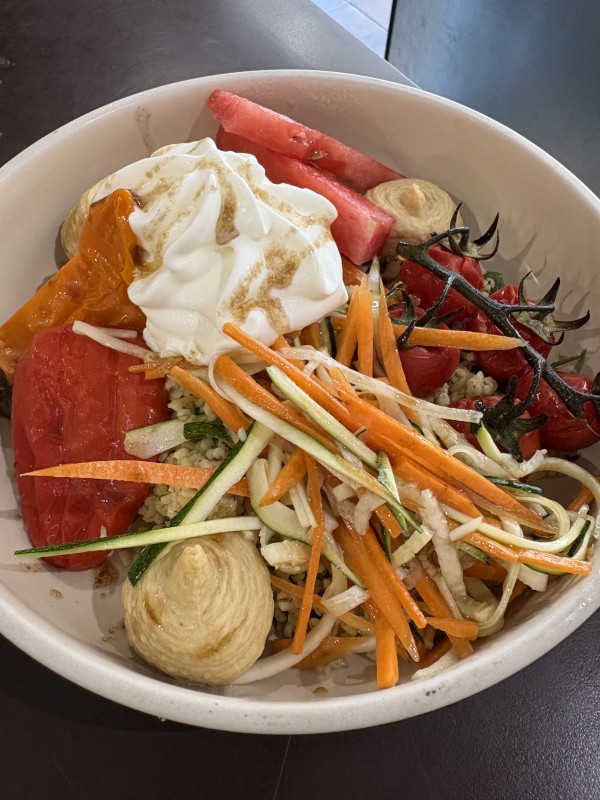 Poke Végétarien, céréales légumes de saison chantilly végétale effiloché de pois chiche