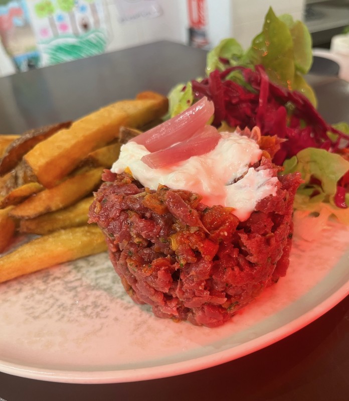 Tartare de Bœuf Charolais à l’Italienne au Couteau frites salade