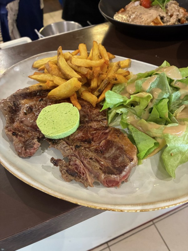 Entrecôte de bœuf Grillée beurre maître d’hotel, frites et salade