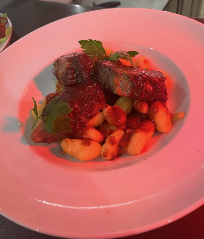 Pluma de cochon à la moutarde, poêlée de gnocchis à la sauce vierge