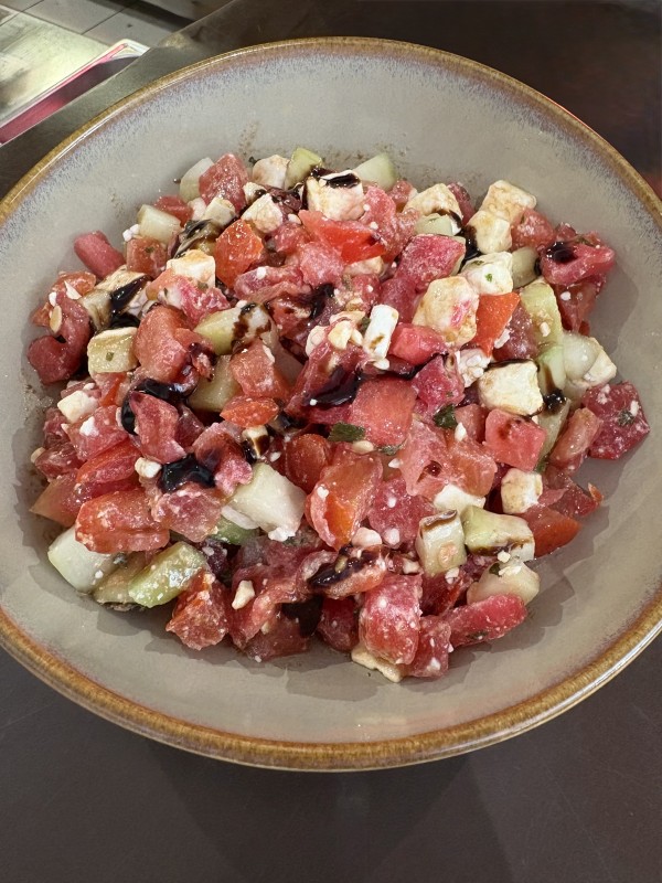 La Salade Grecque pastèque, concombre, fêta, menthe