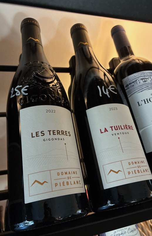 vin rouge du domaine pied blanc, si tu es dans la vallée du Rhône, vous offre un gigas d’appellation contrôlée ainsi qu’un Vento ux